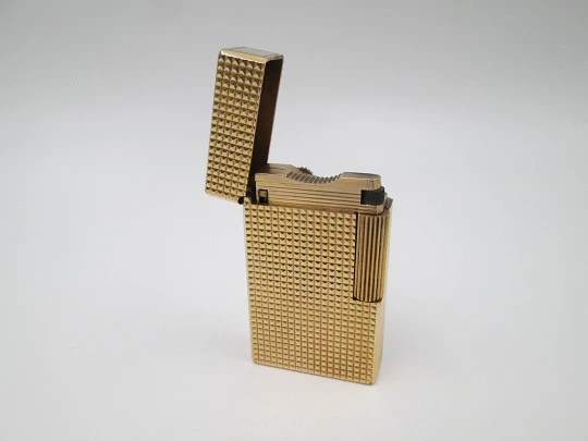 Encendedor gas S.T. Dupont París. Chapado en oro. Patrón diamante. Francia. 1990