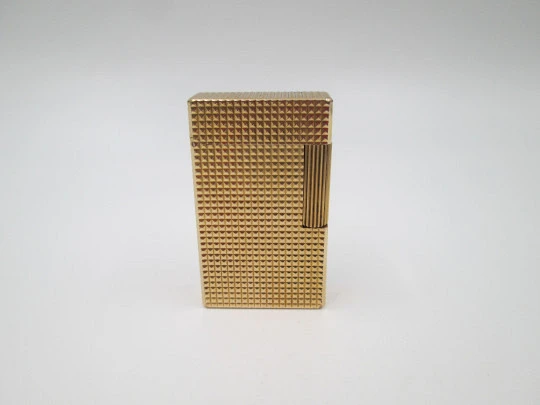 Encendedor gas S.T. Dupont París. Chapado en oro. Patrón diamante. Francia. 1990