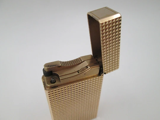 Encendedor gas S.T. Dupont París. Chapado en oro. Patrón diamante. Francia. 1990