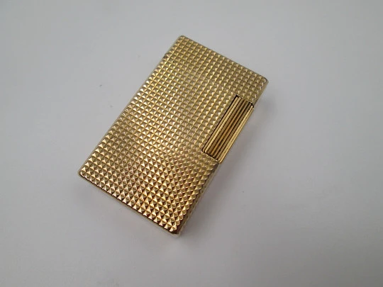 Encendedor gas S.T. Dupont París. Chapado en oro. Patrón diamante. Francia. 1990