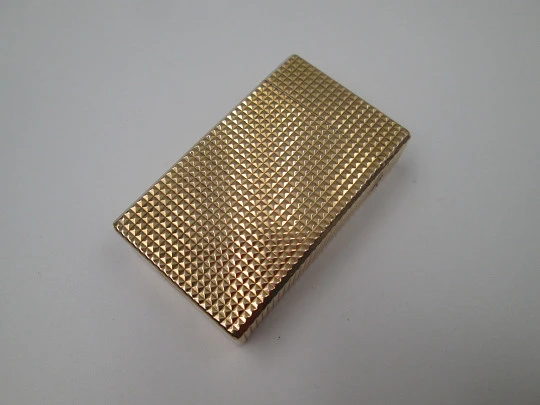 Encendedor gas S.T. Dupont París. Chapado en oro. Patrón diamante. Francia. 1990
