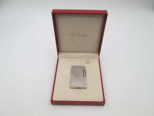 Encendedor gas S.T. Dupont París. Chapado en plata. Patrón diamante. 1990