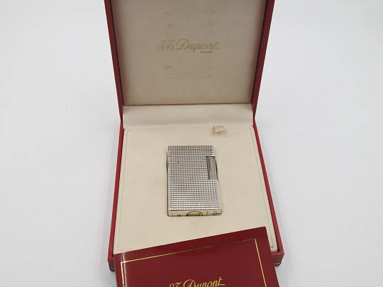 Encendedor gas S.T. Dupont París. Chapado en plata. Patrón diamante. 1990