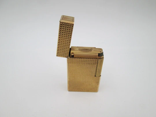 Encendedor gas S.T. Dupont París. Chapado oro 20 micras. Patrón diamante. Caja. 1990