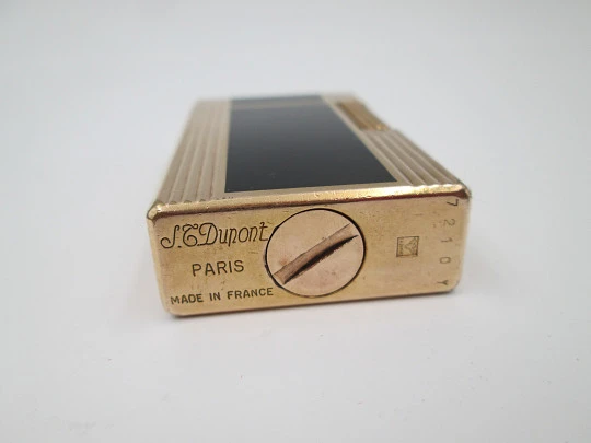Encendedor gas S.T. Dupont París. Laca negra de China y chapado oro. Estuche. 1980