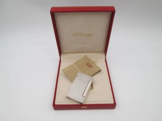 Encendedor gas S.T. Dupont París. Laminado plata ley. Patrón lineal. Estuche