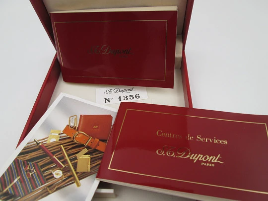 Encendedor gas S.T. Dupont París. Laminado plata ley. Patrón lineal. Estuche