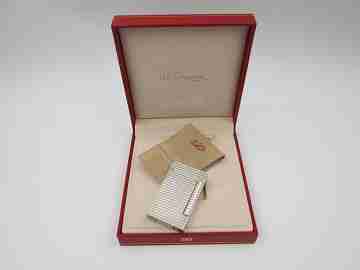 Encendedor gas S.T. Dupont París. Laminado plata ley. Patrón lineal. Estuche