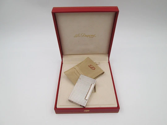 Encendedor gas S.T. Dupont París. Laminado plata ley. Patrón lineal. Estuche