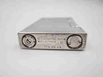 Encendedor gas S.T. Dupont París. Laminado plata ley. Patrón lineal. Estuche