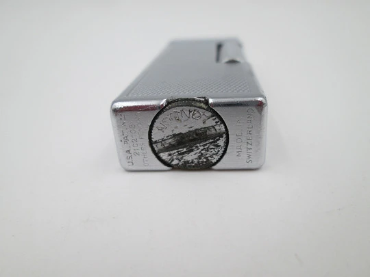 Encendedor gasolina Dunhill Rollalite. Laminado en plata. Patrón romboidal. 1950