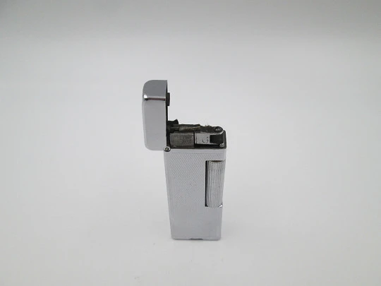 Encendedor gasolina Dunhill Rollalite. Laminado en plata. Patrón romboidal. 1950