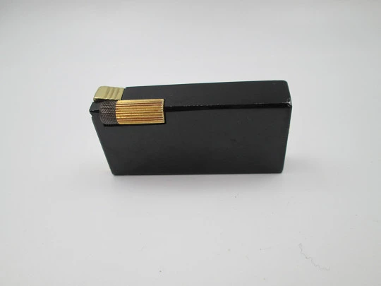 Encendedor gasolina / reloj mecánico Buler. Metal lacado negro y chapado oro. Suiza. 1960 Encendedor gasolina / reloj mecánico Buler. Metal lacado negro y chapado oro. Suiza. 1960