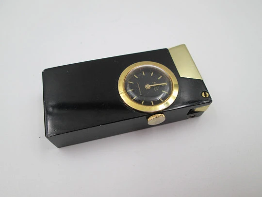 Encendedor gasolina / reloj mecánico Buler. Metal lacado negro y chapado oro. Suiza. 1960 Encendedor gasolina / reloj mecánico Buler. Metal lacado negro y chapado oro. Suiza. 1960