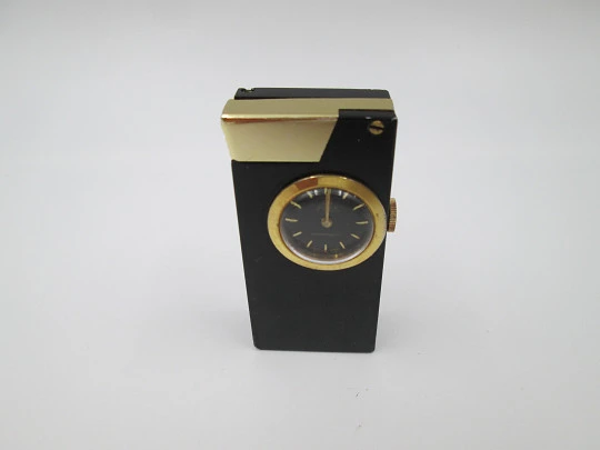 Encendedor gasolina / reloj mecánico Buler. Metal lacado negro y chapado oro. Suiza. 1960 Encendedor gasolina / reloj mecánico Buler. Metal lacado negro y chapado oro. Suiza. 1960