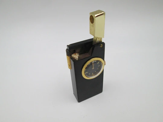 Encendedor gasolina / reloj mecánico Buler. Metal lacado negro y chapado oro. Suiza. 1960 Encendedor gasolina / reloj mecánico Buler. Metal lacado negro y chapado oro. Suiza. 1960