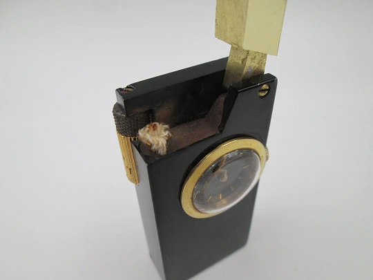 Encendedor gasolina / reloj mecánico Buler. Metal lacado negro y chapado oro. Suiza. 1960 Encendedor gasolina / reloj mecánico Buler. Metal lacado negro y chapado oro. Suiza. 1960