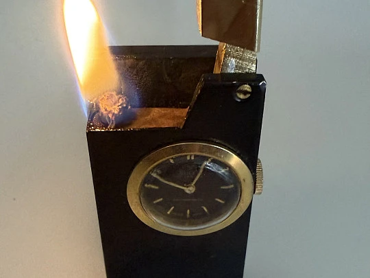 Encendedor gasolina / reloj mecánico Buler. Metal lacado negro y chapado oro. Suiza. 1960 Encendedor gasolina / reloj mecánico Buler. Metal lacado negro y chapado oro. Suiza. 1960