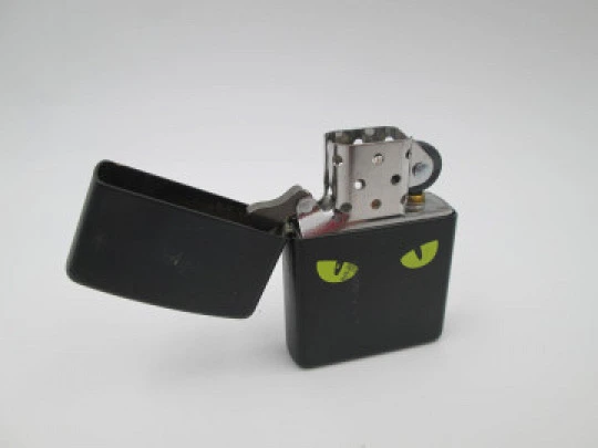 Encendedor gasolina Zippo Cat's Eyes. Metal cromado y esmalte negro. EEUU. 2010