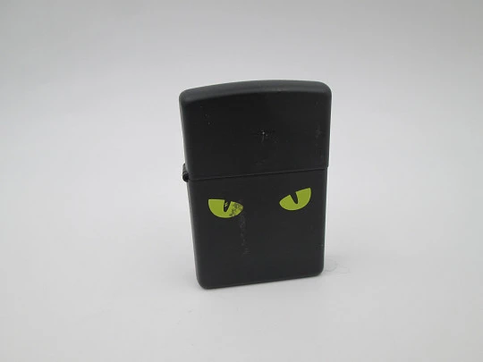 Encendedor gasolina Zippo Cat's Eyes. Metal cromado y esmalte negro. EEUU. 2010