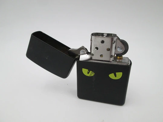 Encendedor gasolina Zippo Cat's Eyes. Metal cromado y esmalte negro. EEUU. 2010