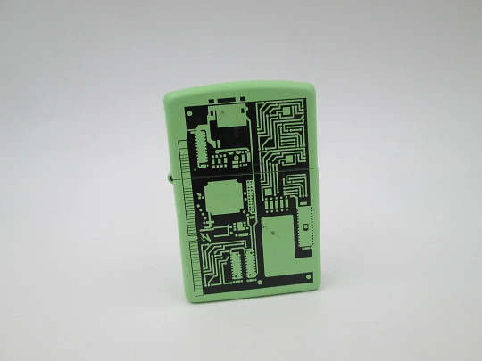 Encendedor gasolina Zippo Circuit Board. Metal cromado y esmalte verde. EEUU. 2009