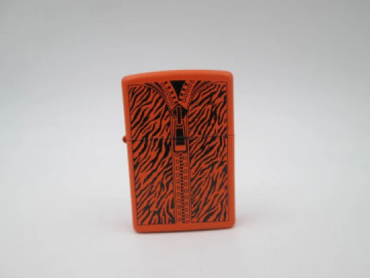 Encendedor gasolina Zippo Cremallera. Metal cromado y esmalte naranja. EEUU. 2009. EEUU