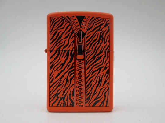 Encendedor gasolina Zippo Cremallera. Metal cromado y esmalte naranja. EEUU. 2009. EEUU