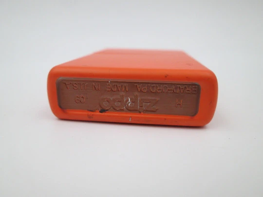 Encendedor gasolina Zippo Cremallera. Metal cromado y esmalte naranja. EEUU. 2009. EEUU