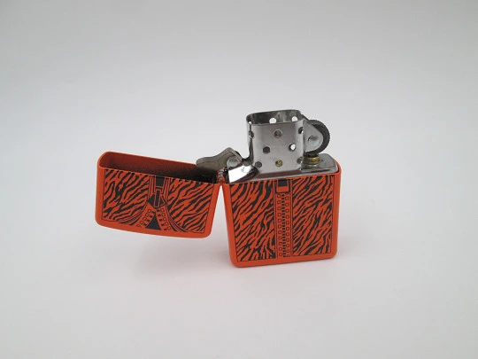 Encendedor gasolina Zippo Cremallera. Metal cromado y esmalte naranja. EEUU. 2009. EEUU