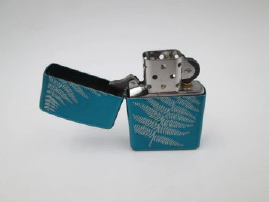 Encendedor gasolina Zippo Fractal. Metal cromado y esmalte azul. EEUU. 2010