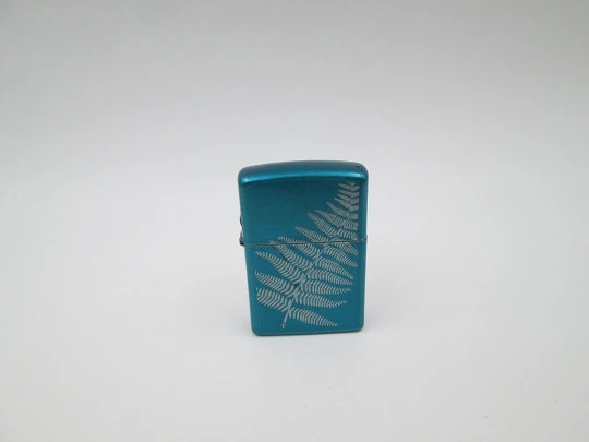 Encendedor gasolina Zippo Fractal. Metal cromado y esmalte azul. EEUU. 2010