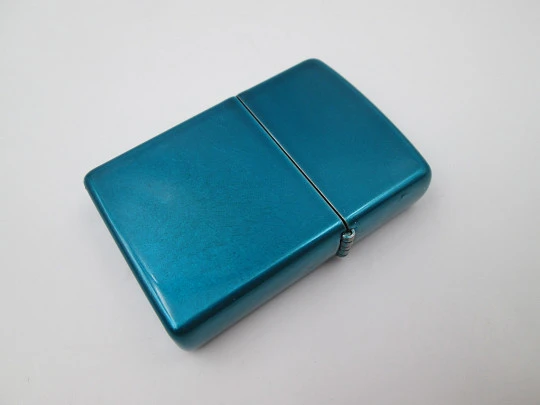 Encendedor gasolina Zippo Fractal. Metal cromado y esmalte azul. EEUU. 2010