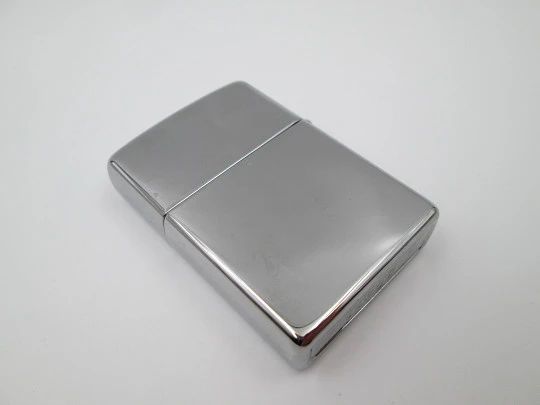 Encendedor gasolina Zippo Jewelry. Metal cromado pulido y grabado bitono. EEUU. 2010