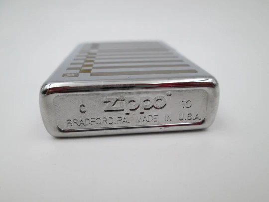Encendedor gasolina Zippo Jewelry. Metal cromado pulido y grabado bitono. EEUU. 2010