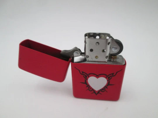 Encendedor gasolina Zippo Love. Metal cromado y esmalte rojo. EEUU. 2010