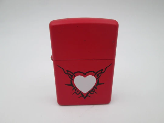 Encendedor gasolina Zippo Love. Metal cromado y esmalte rojo. EEUU. 2010