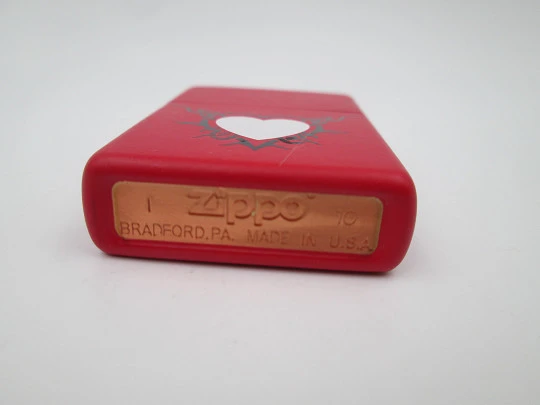 Encendedor gasolina Zippo Love. Metal cromado y esmalte rojo. EEUU. 2010