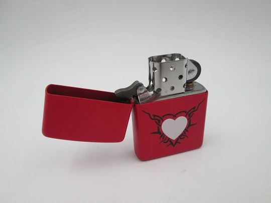 Encendedor gasolina Zippo Love. Metal cromado y esmalte rojo. EEUU. 2010