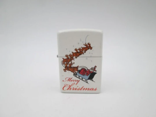 Encendedor gasolina Zippo Merry Christmas. Metal cromado y esmalte colores. EEUU. 2009