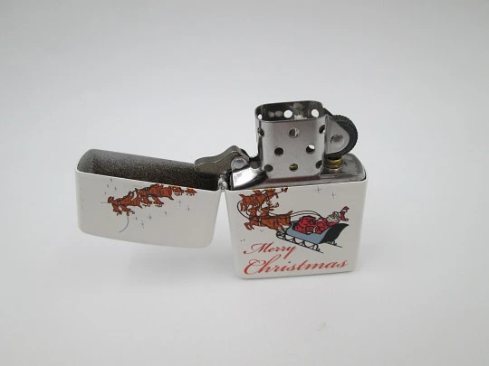 Encendedor gasolina Zippo Merry Christmas. Metal cromado y esmalte colores. EEUU. 2009