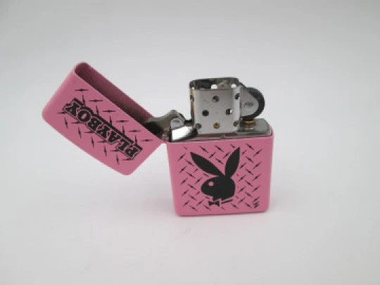 Encendedor gasolina Zippo Playboy. Metal cromado y esmalte rosa. EEUU. 2009