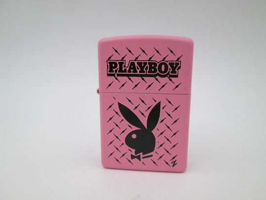 Encendedor gasolina Zippo Playboy. Metal cromado y esmalte rosa. EEUU. 2009