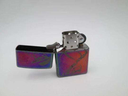 Encendedor gasolina Zippo Rainbow Jazz. Metal cromado multicolor. EEUU. 2005