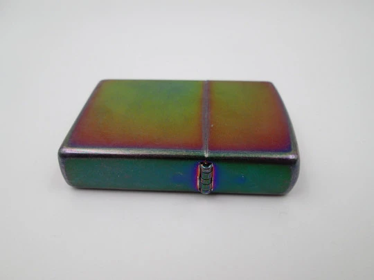 Encendedor gasolina Zippo Rainbow Jazz. Metal cromado multicolor. EEUU. 2005