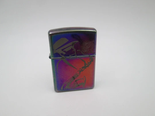 Encendedor gasolina Zippo Rainbow Jazz. Metal cromado multicolor. EEUU. 2005