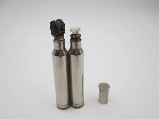 Encendedor militar balas de mecha a gasolina. Metal cromado. Arte trincheras, 1960