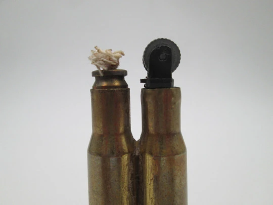 Encendedor militar balas de mecha a gasolina. Metal dorado. Arte de trincheras, 1950