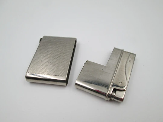 Encendedor musical de gasolina Aristo. Metal plateado. Patrón ondas. Austria. 1950