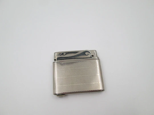 Encendedor musical de gasolina Aristo. Metal plateado. Patrón ondas. Austria. 1950